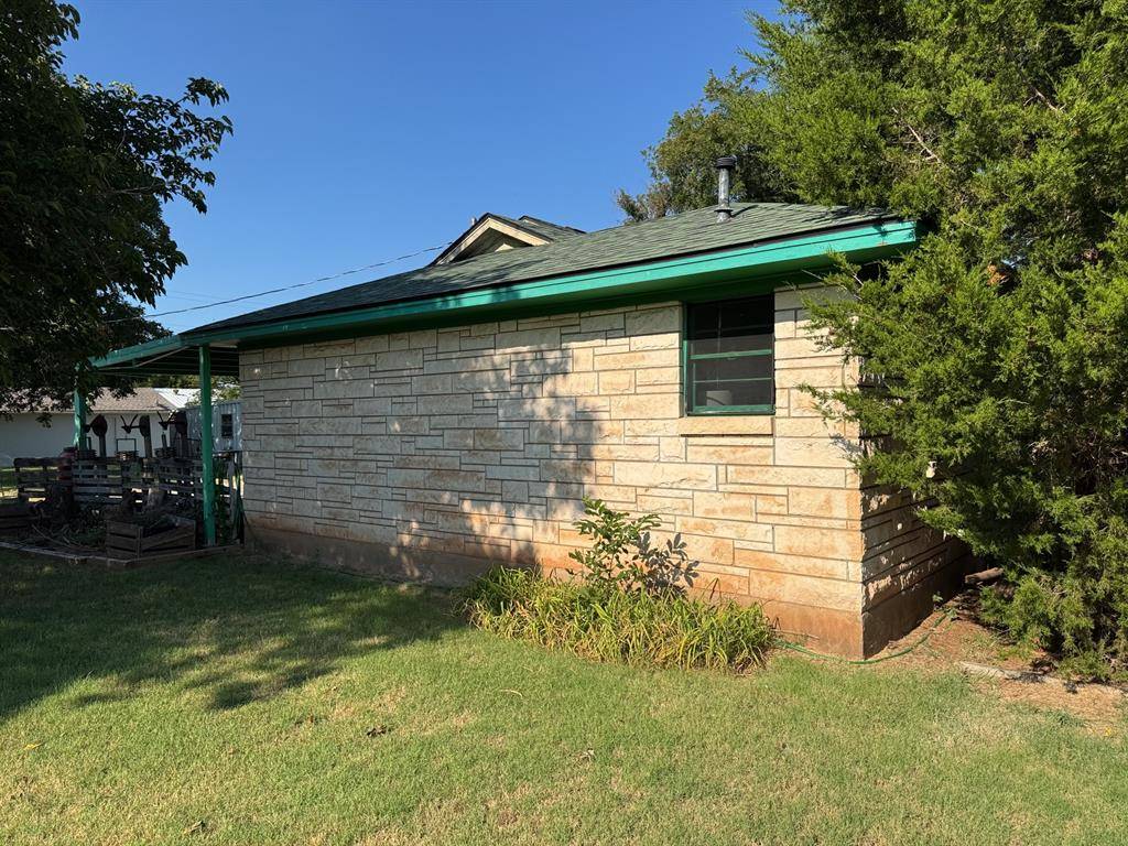 1012 W Custer Street, Seymour, TX 76380