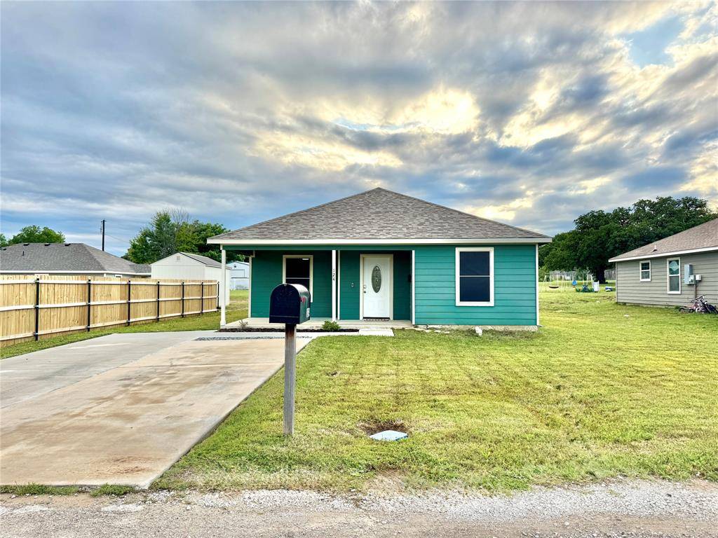 124 Oakwood Street, Chico, TX 76431
