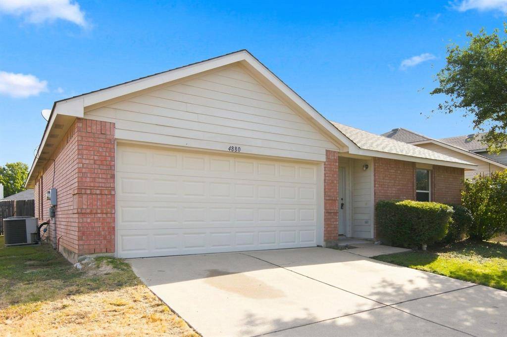 4880 Parkview Hills Lane, Fort Worth, TX 76179