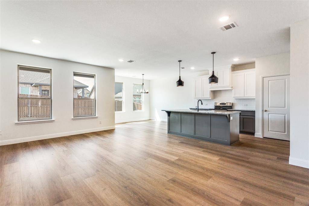 514 Hillcrest Circle, Justin, TX 76247