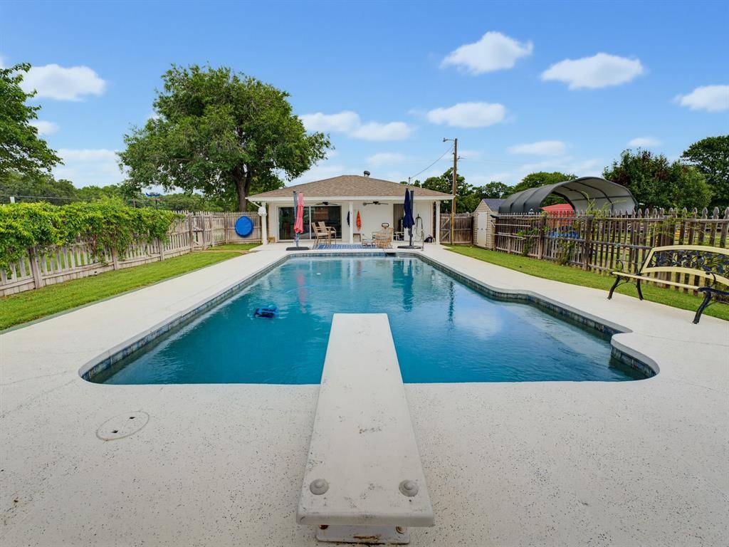 955 County Road 1304, Bridgeport, TX 76426