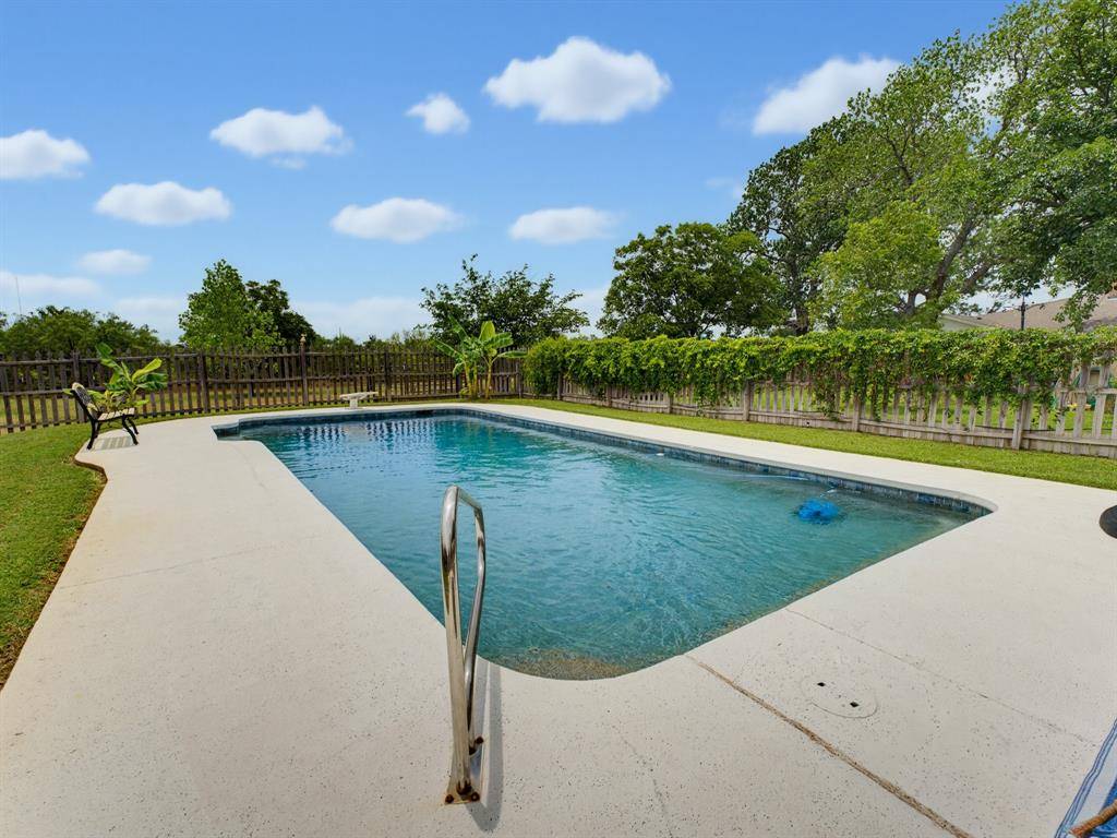 955 County Road 1304, Bridgeport, TX 76426