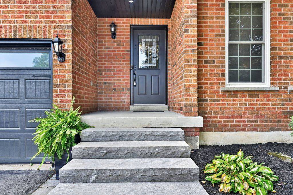 2114 Country Club DR, Burlington, ON L7M 4A5