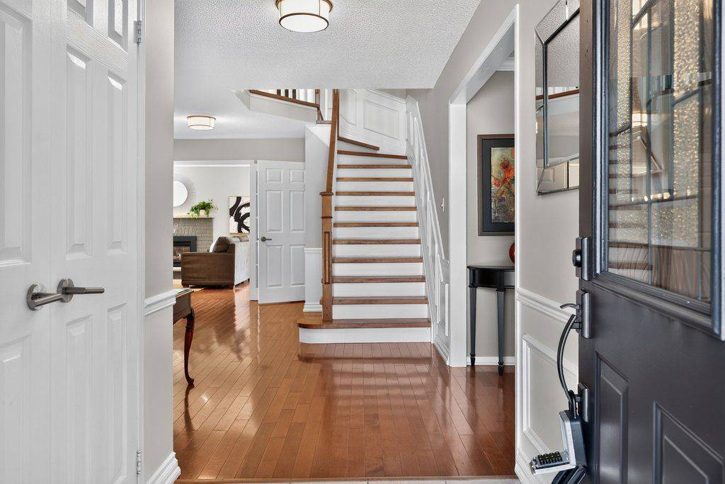 2114 Country Club DR, Burlington, ON L7M 4A5