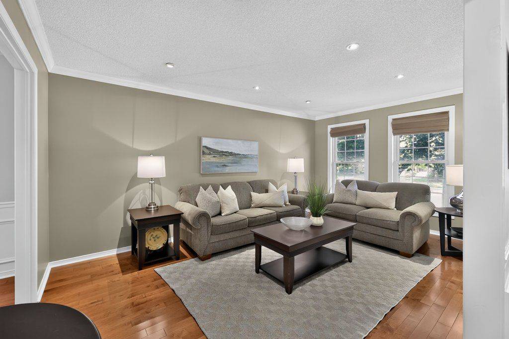 2114 Country Club DR, Burlington, ON L7M 4A5