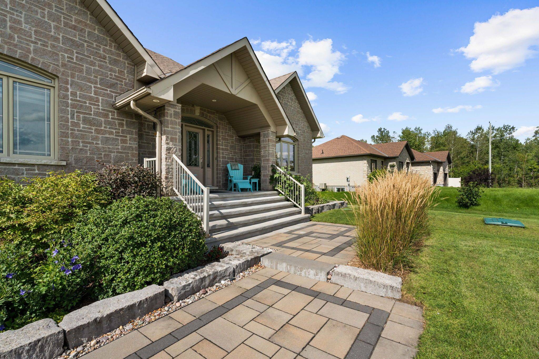 557 Tullamore ST, Blossom Park - Airport And Area, ON K1X 0A2