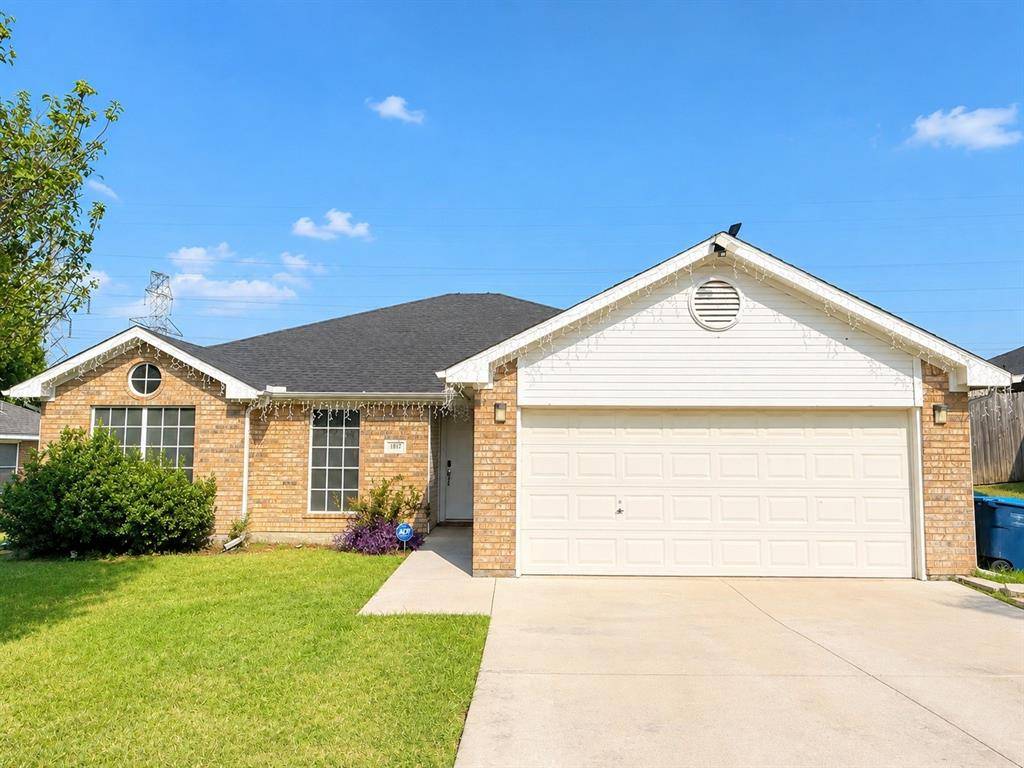 1817 Canterbury Circle, Fort Worth, TX 76112