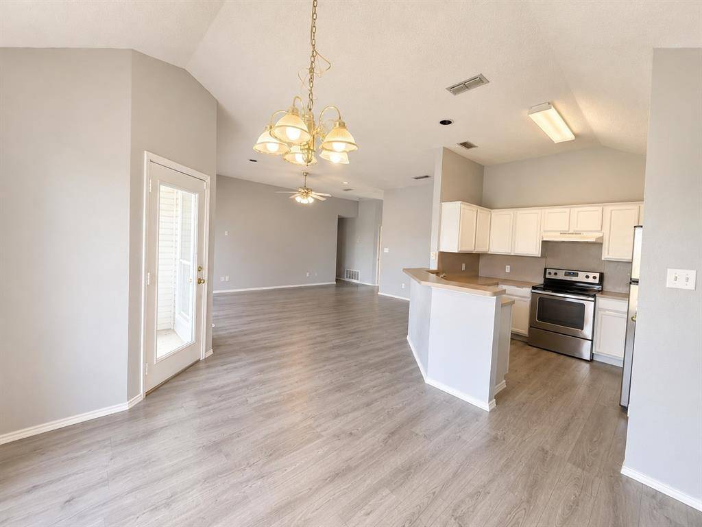 1817 Canterbury Circle, Fort Worth, TX 76112