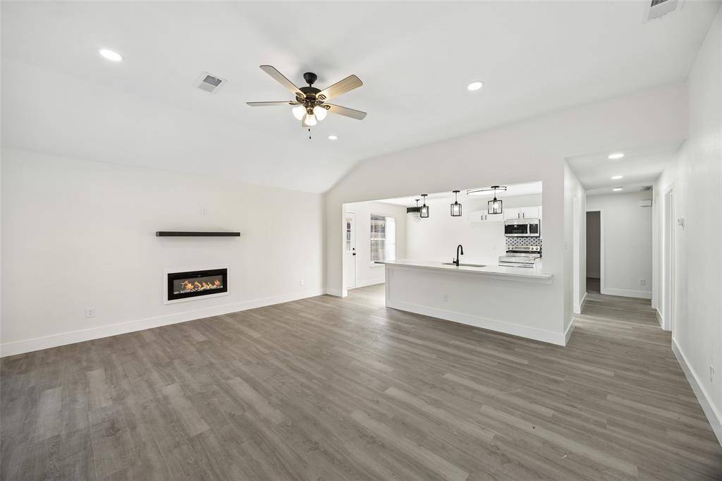 617 Forest Oaks Drive, Grand Prairie, TX 75052