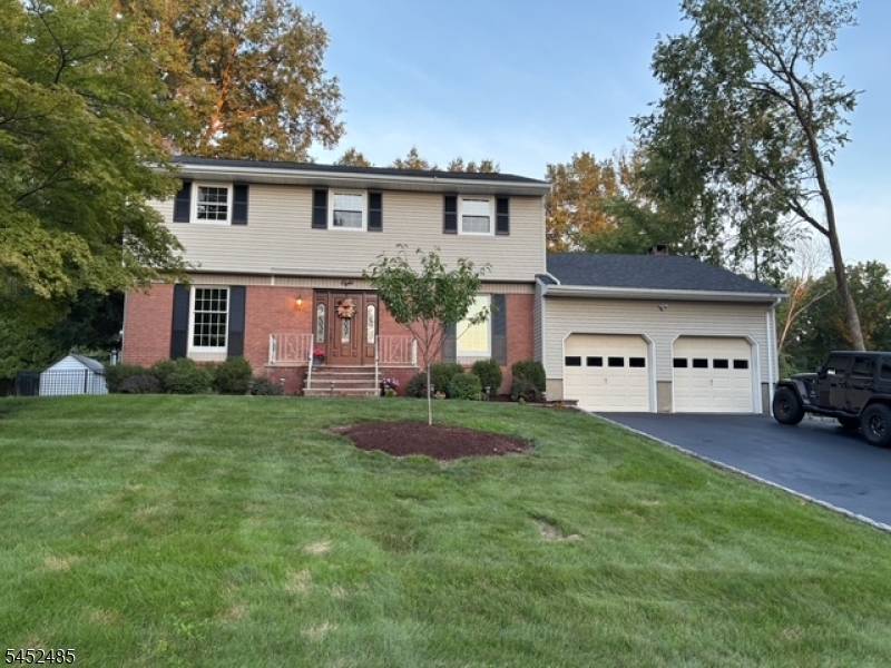8 Cedar Ln, Roseland Boro, NJ 07068