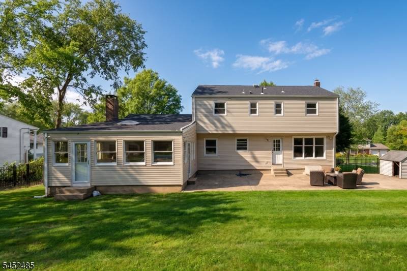 8 Cedar Ln, Roseland Boro, NJ 07068
