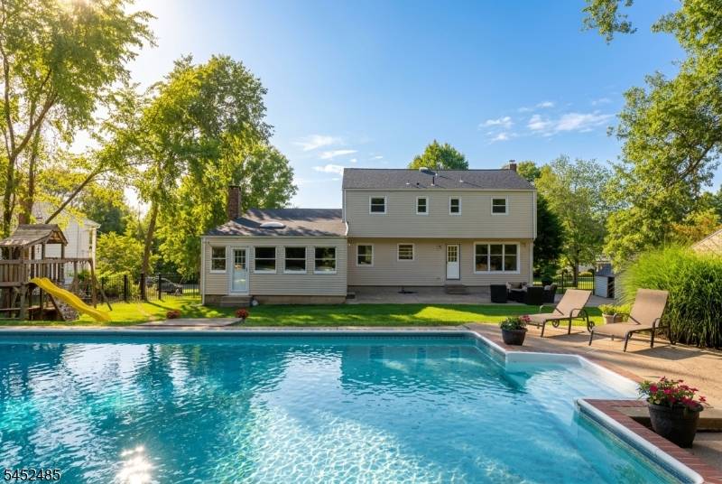 8 Cedar Ln, Roseland Boro, NJ 07068