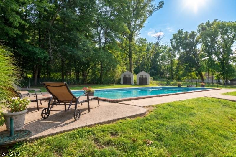 8 Cedar Ln, Roseland Boro, NJ 07068