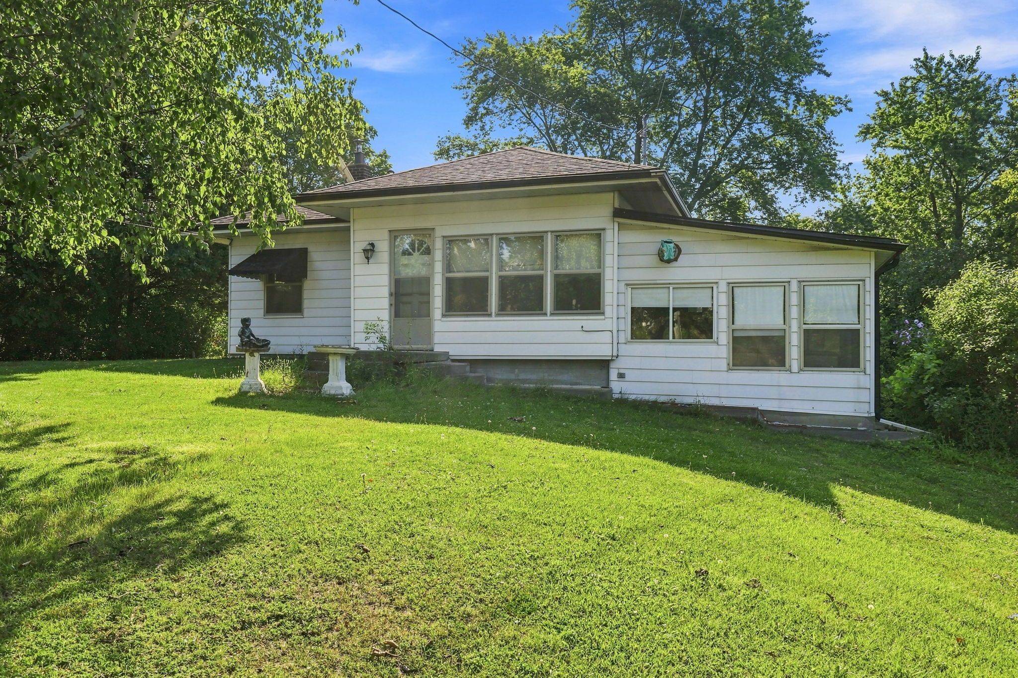 698 York RD, Hamilton, ON L9H 5X1