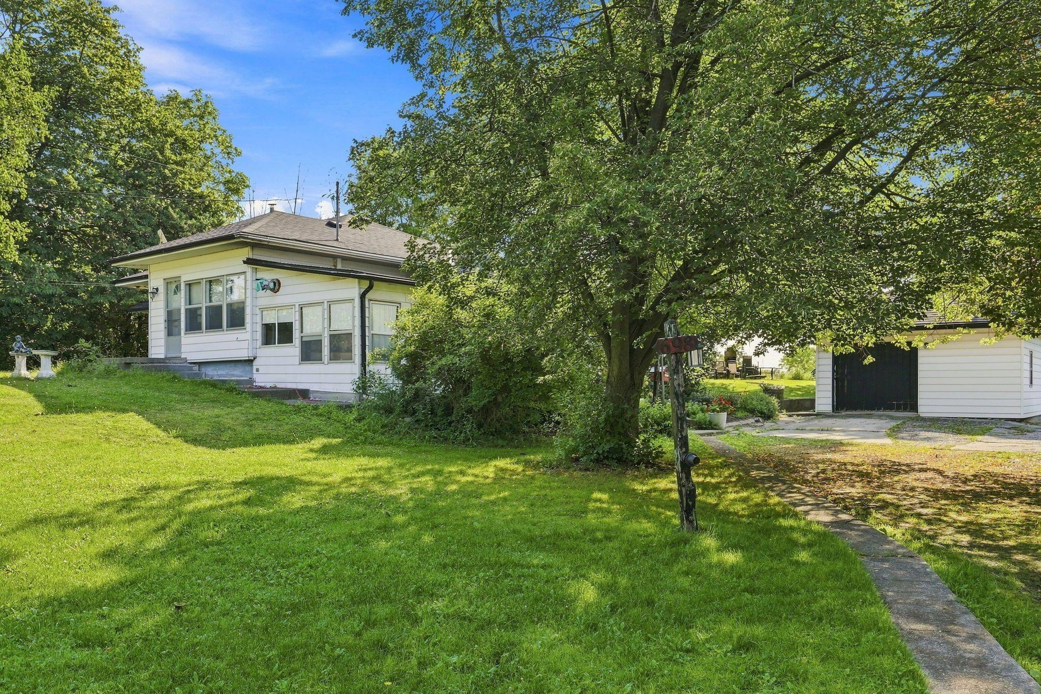 698 York RD, Hamilton, ON L9H 5X1