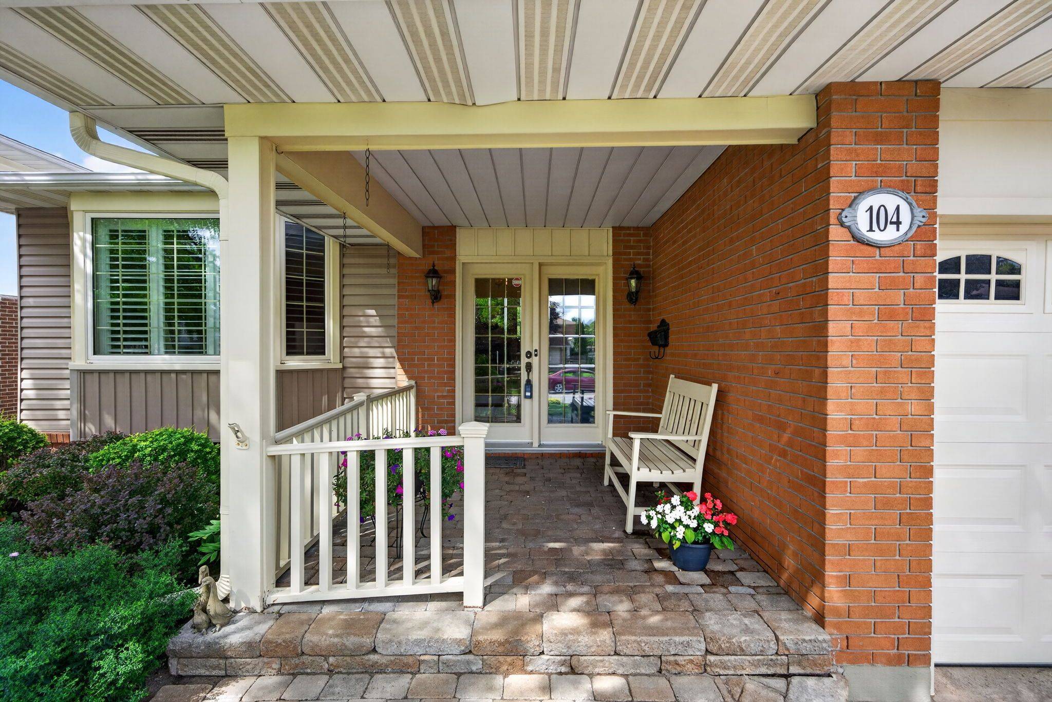 104 Northpark DR, Blackburn Hamlet, ON K1B 4V3