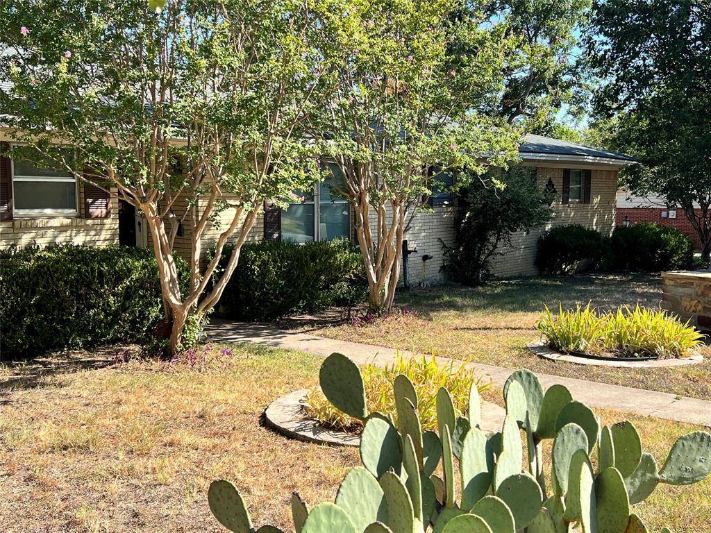 1206 Crestwood Drive, Cleburne, TX 76033