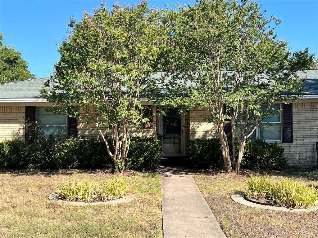 1206 Crestwood Drive, Cleburne, TX 76033