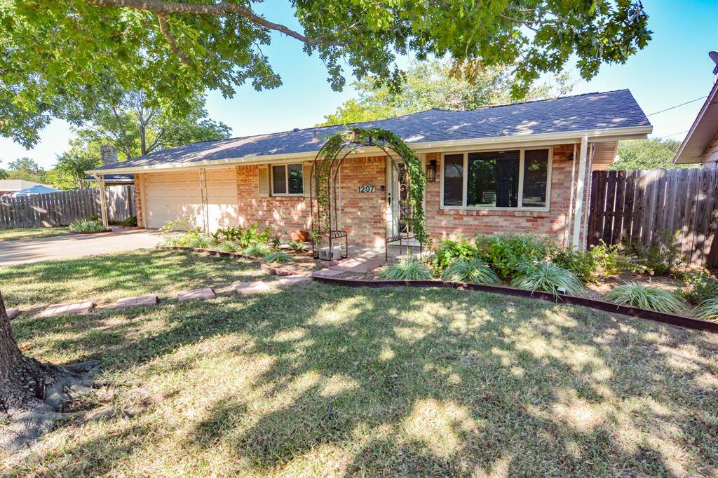 1207 Lynnwood Drive, Cleburne, TX 76033