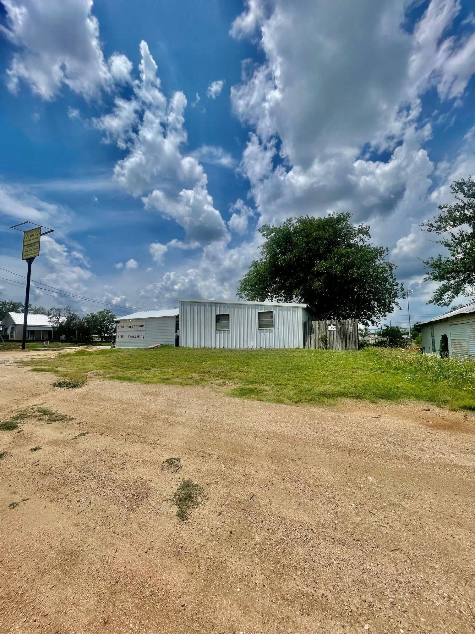1010 N Bessemer AVE, Llano, TX 78643