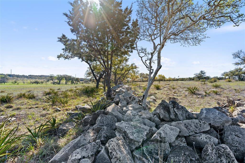 601 Coyote Trl, Round Mountain, TX 78663
