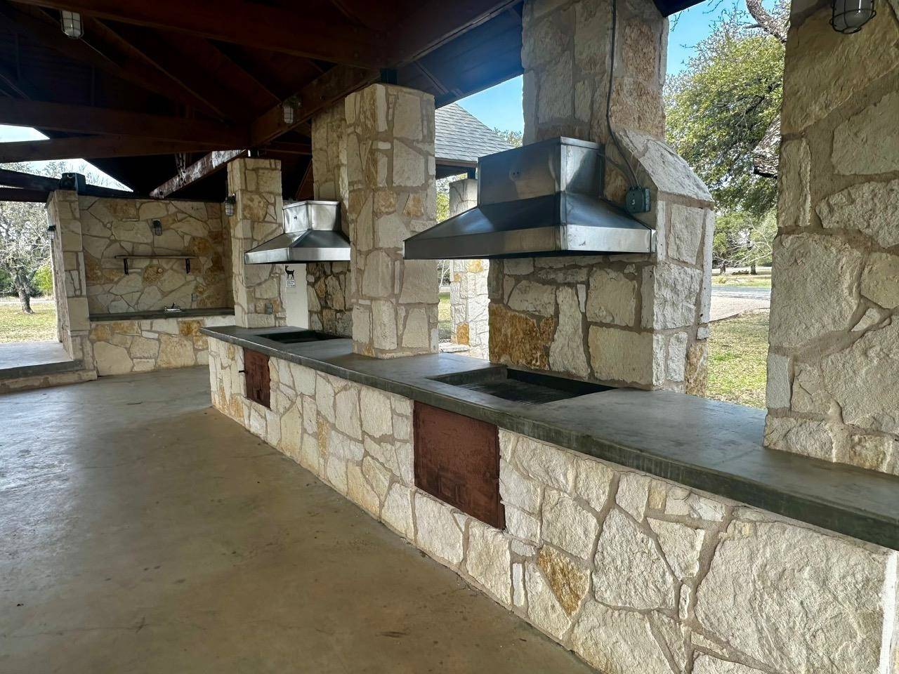 712 Coventry RD, Spicewood, TX 78669