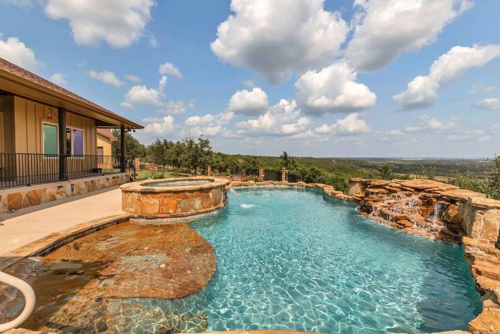 171 Sandstone Ridge DR, Marble Falls, TX 78654-7927