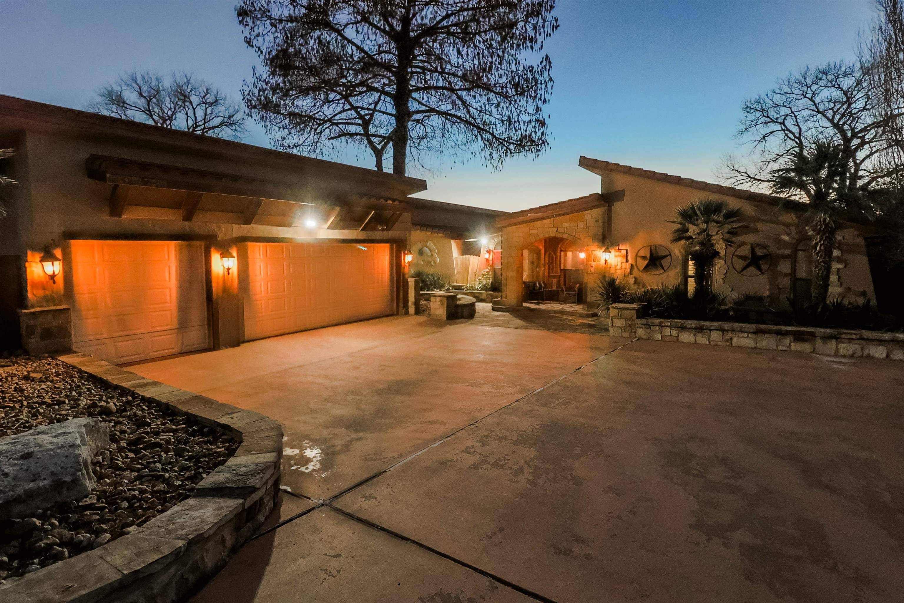 136 Hidden Oaks DR, Kingsland, TX 78639-3776