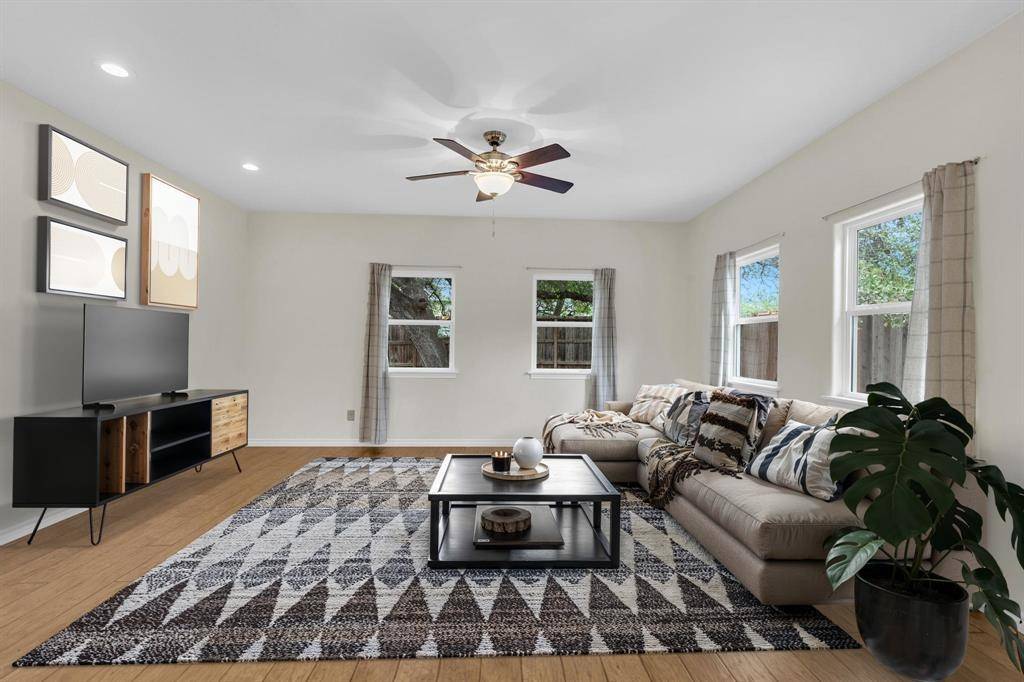 607 5Th St, Marble Falls, TX 78654