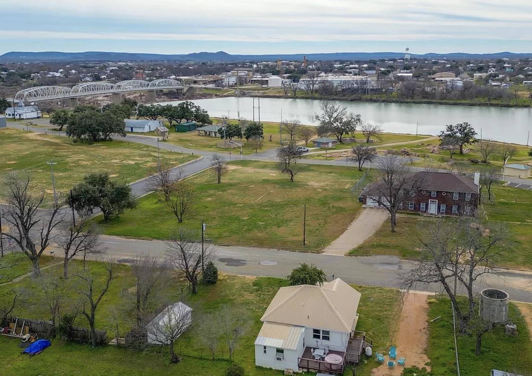 305 W Tarrant ST, Llano, TX 78643