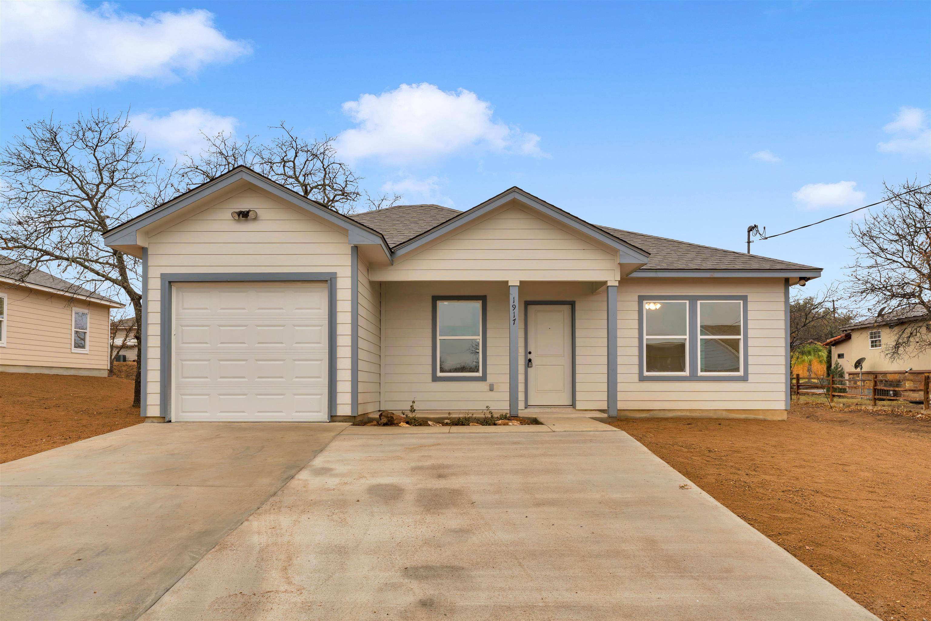 1917 Greenwood LN, Kingsland, TX 78639