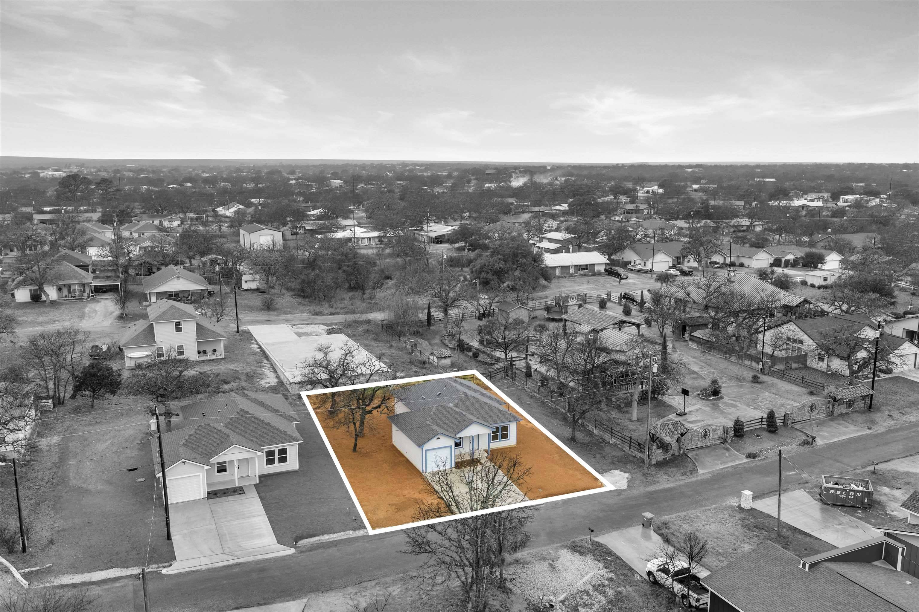 1917 Greenwood LN, Kingsland, TX 78639