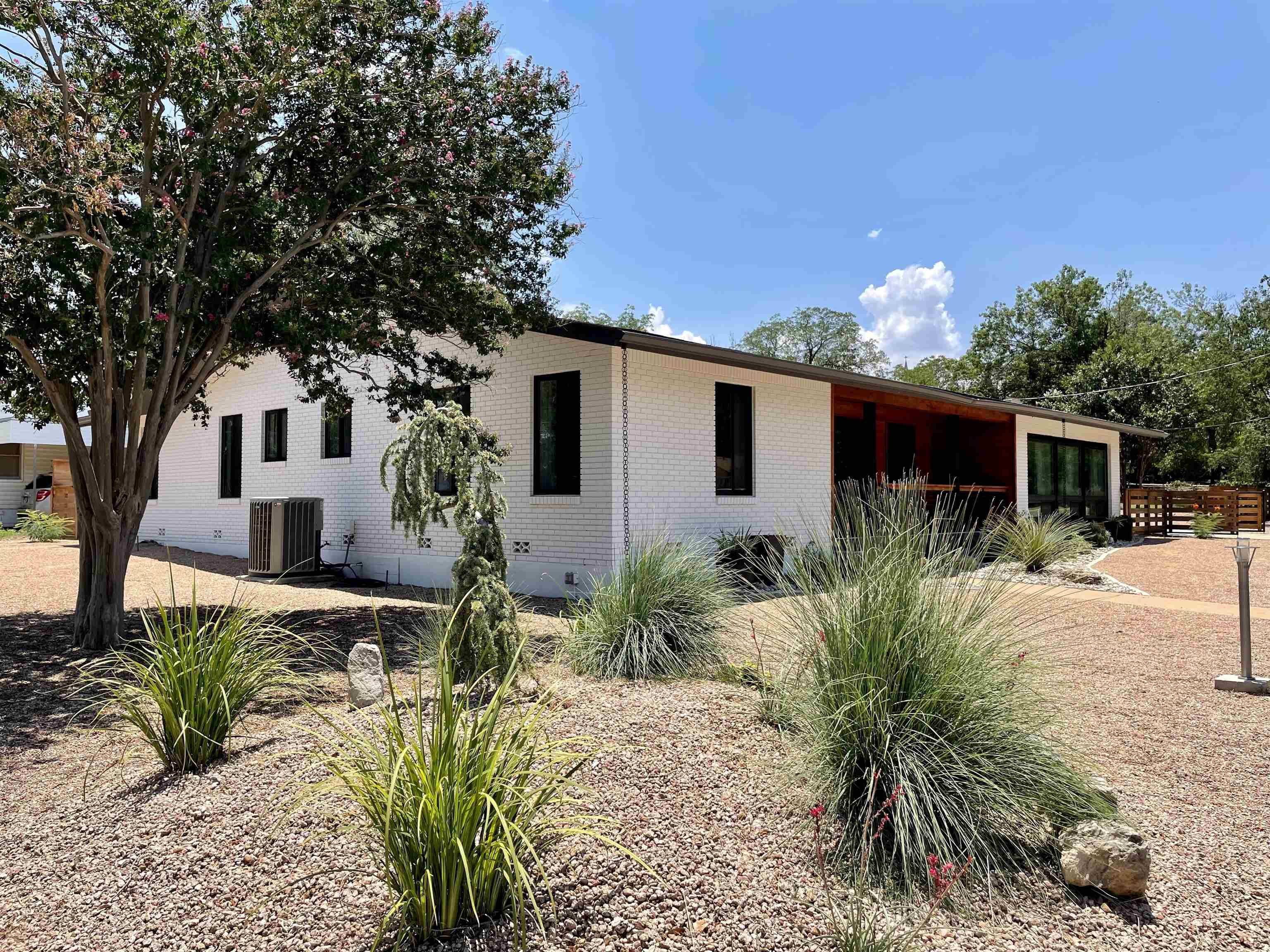 206 E Wallace ST, Llano, TX 78643