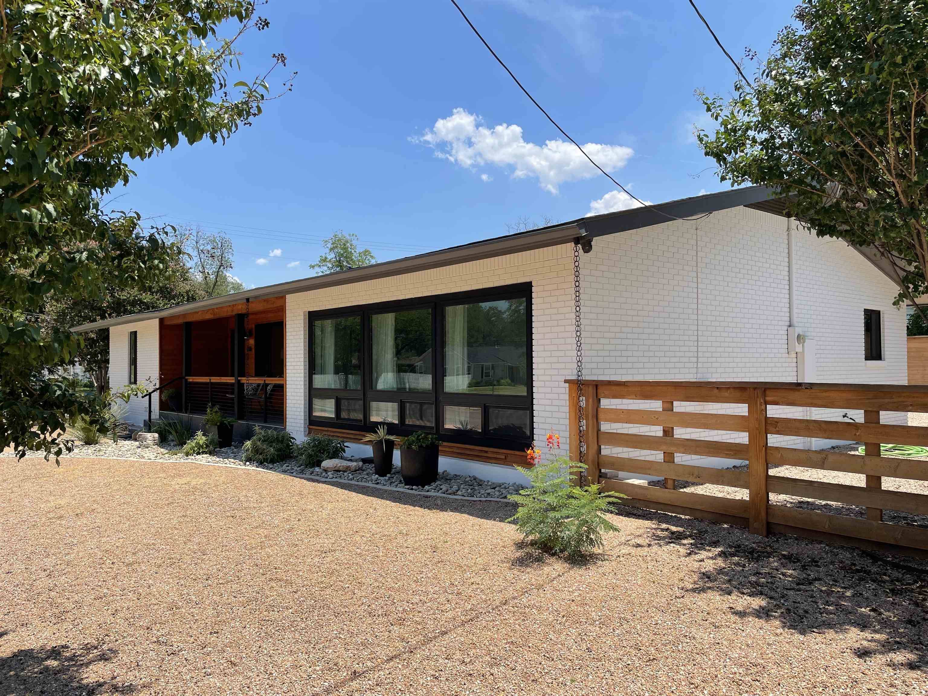 206 E Wallace ST, Llano, TX 78643