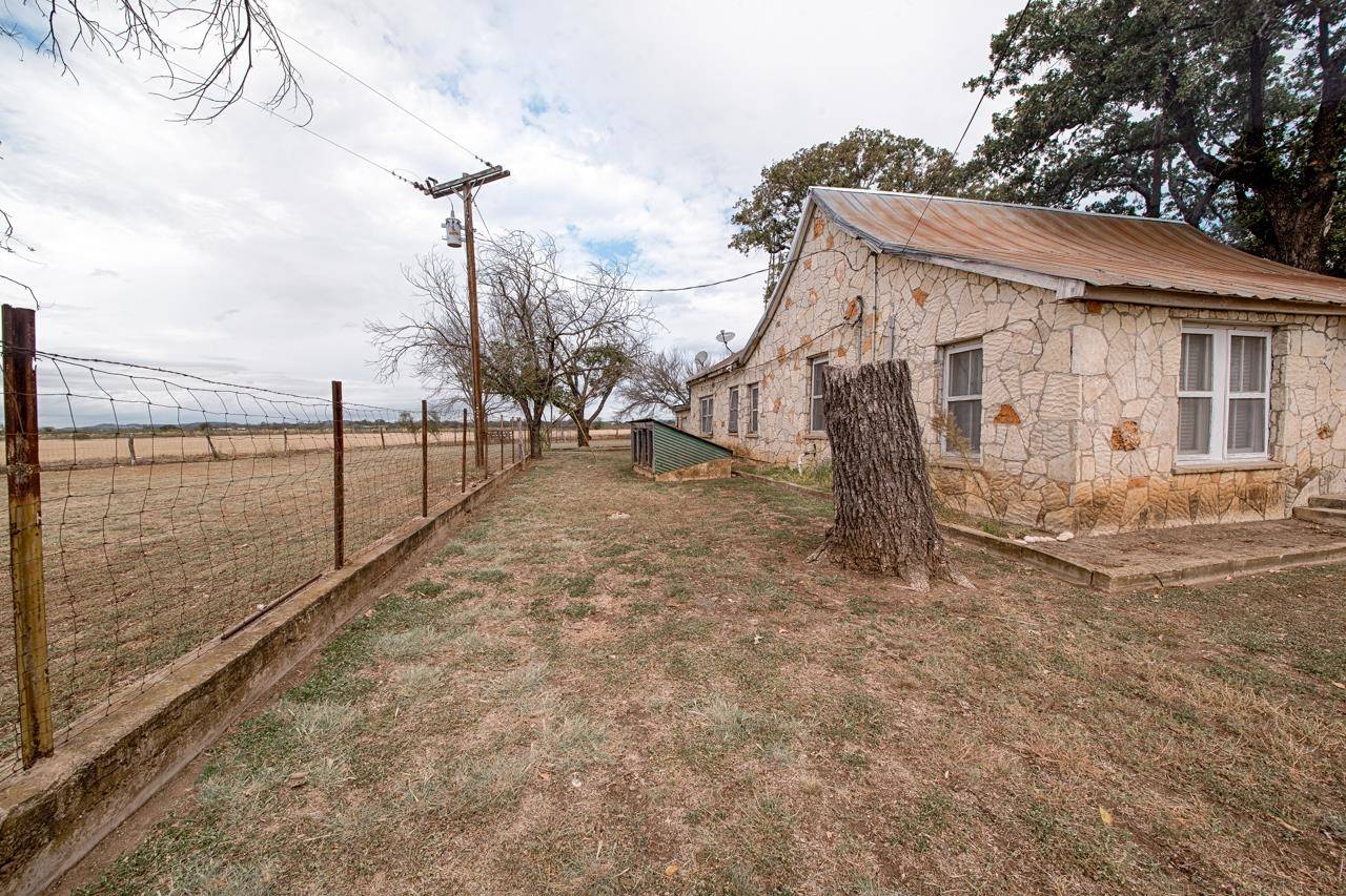 7400 Hwy 27, Out Of Area, TX 78013