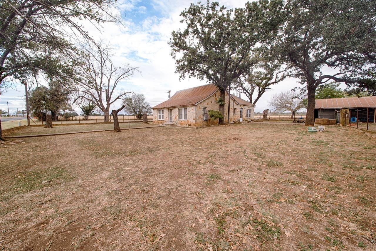 7400 Hwy 27, Out Of Area, TX 78013