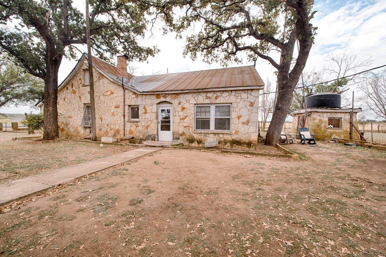 7400 Hwy 27, Out Of Area, TX 78013