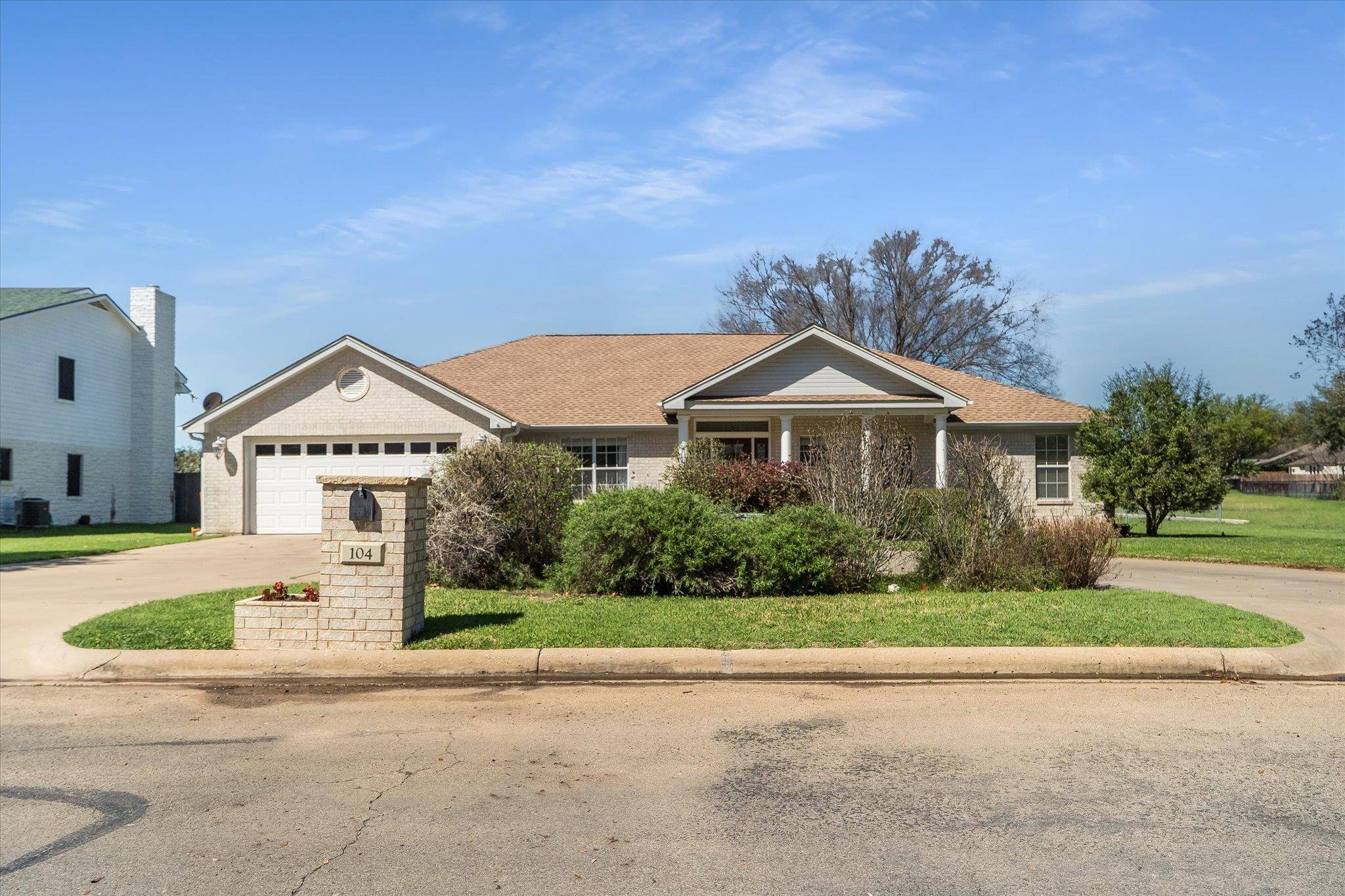 104 Firestone Place, Meadowlakes, TX 78654