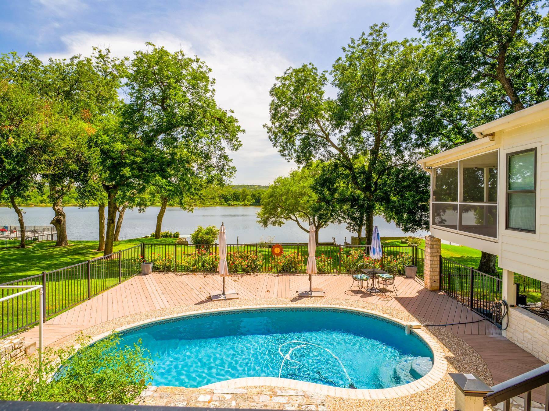 313 Meadowlakes DR, Meadowlakes, TX 78654