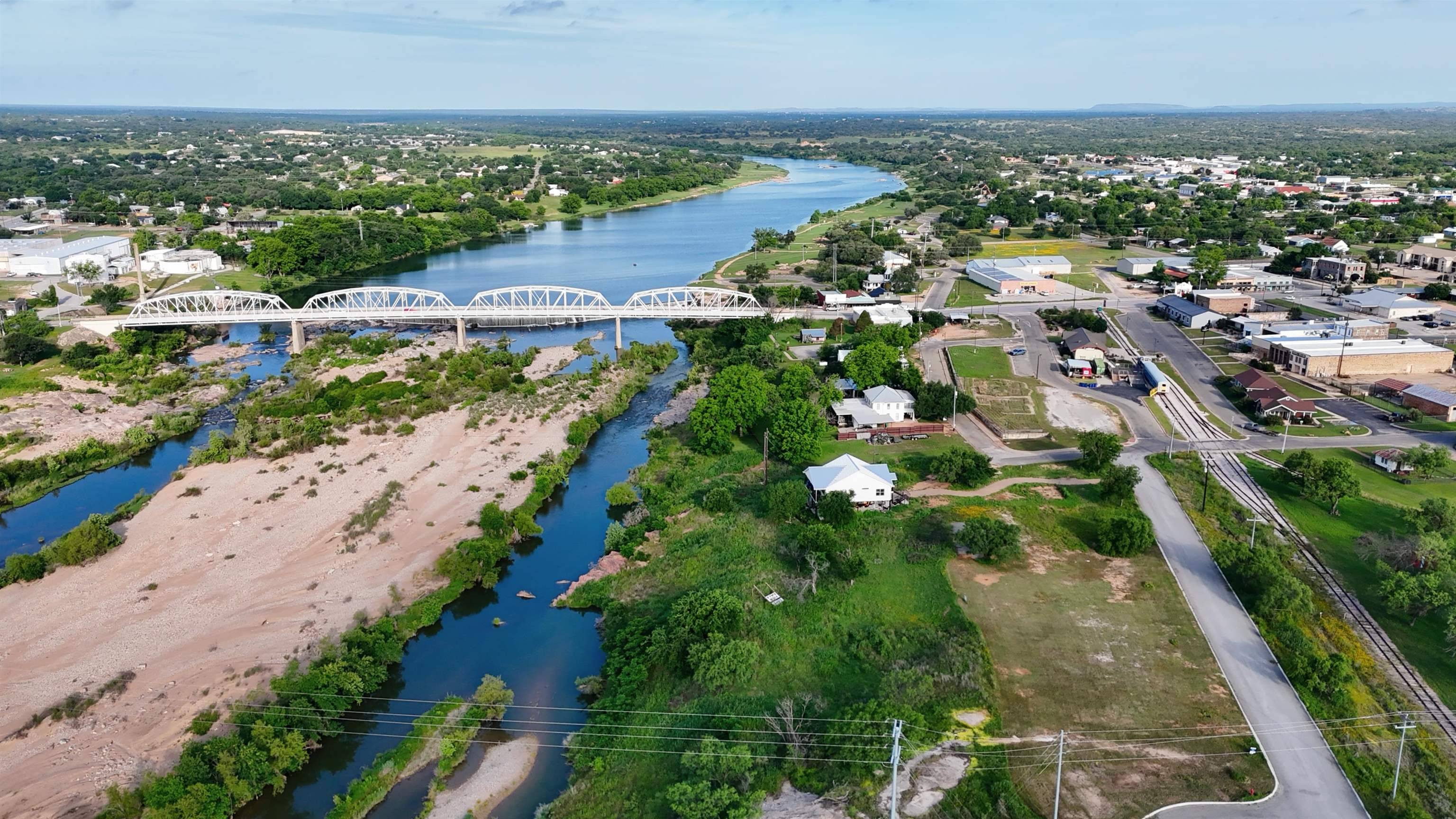 2 Walden Way, Llano, TX 78643