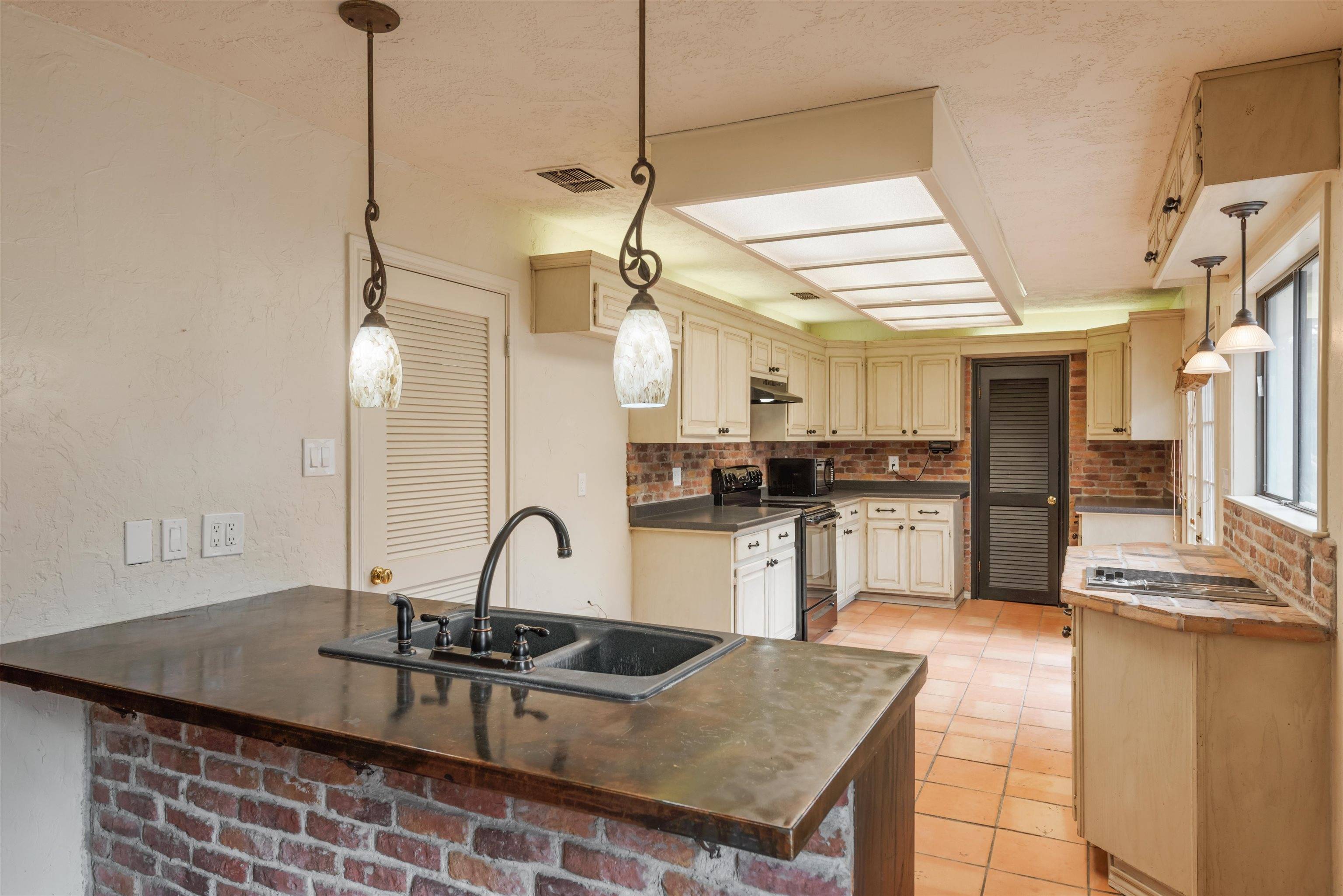 4948 Travis Oaks DR, Marble Falls, TX 78654-4058