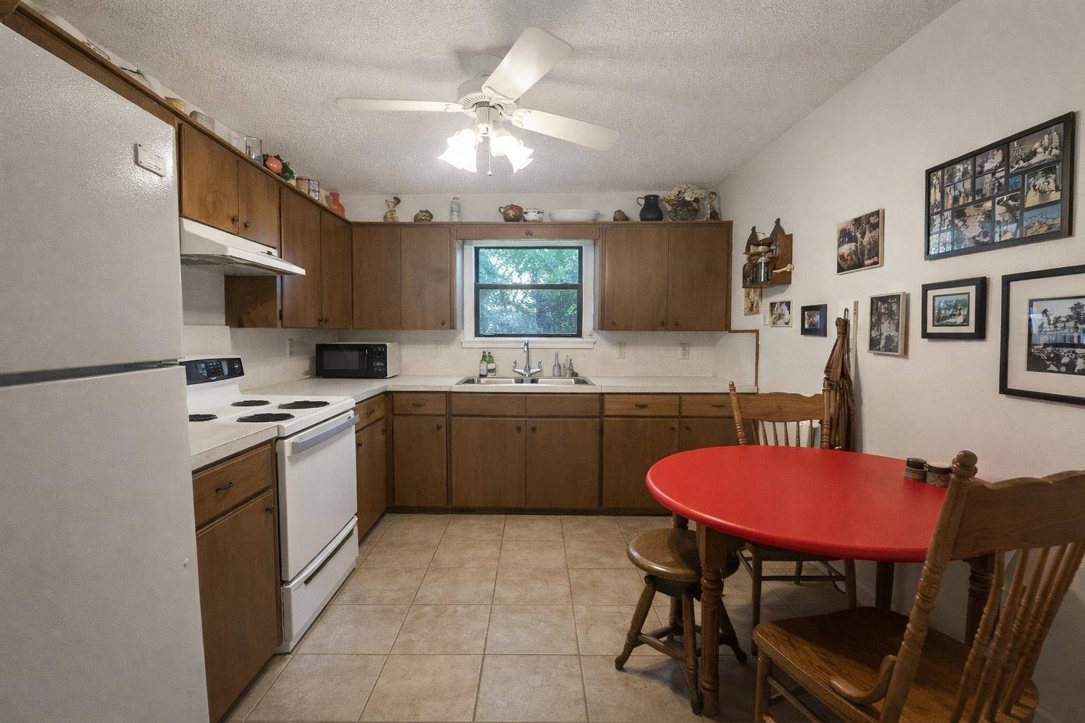 1208 Olive ST, Llano, TX 78643