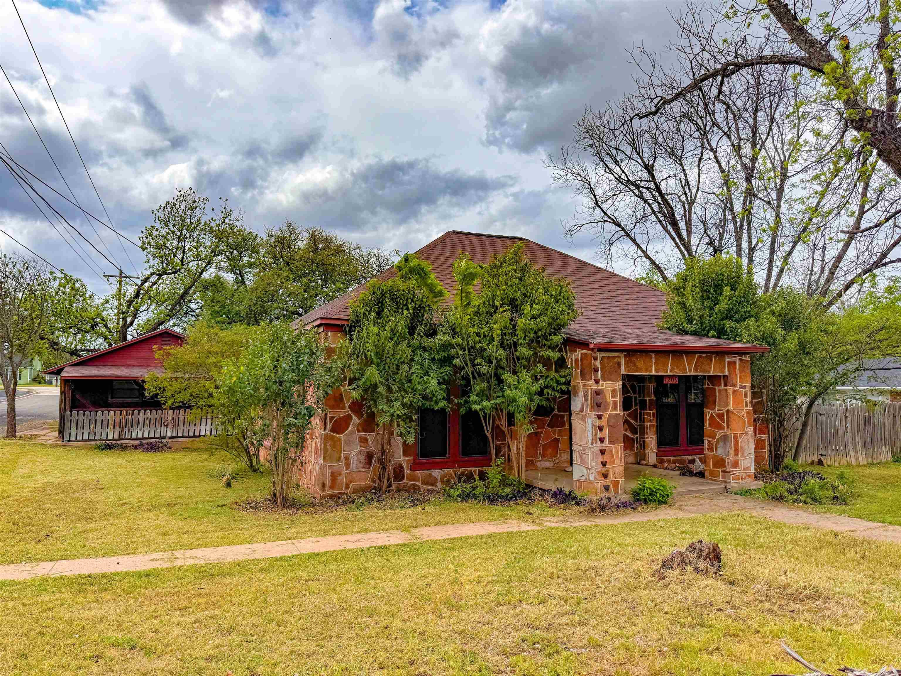 1209 Oatman ST, Llano, TX 78643