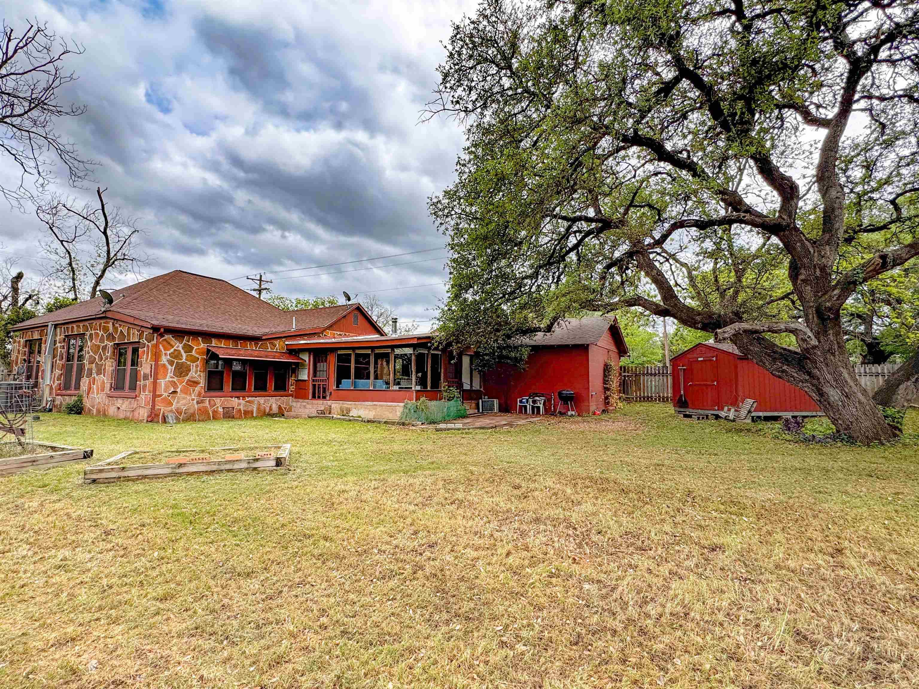 1209 Oatman ST, Llano, TX 78643