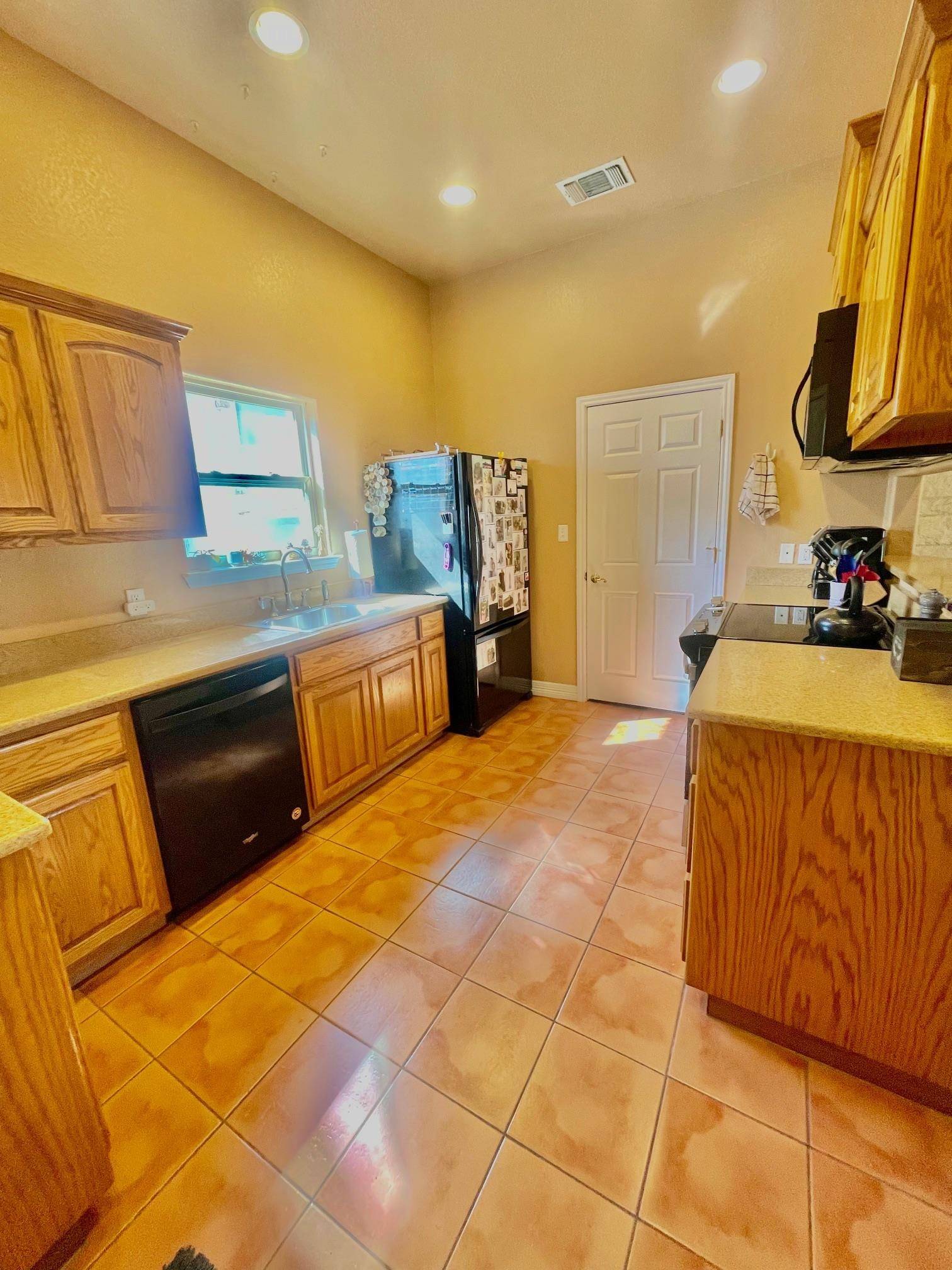 110 Llano Oaks DR, Llano, TX 78643