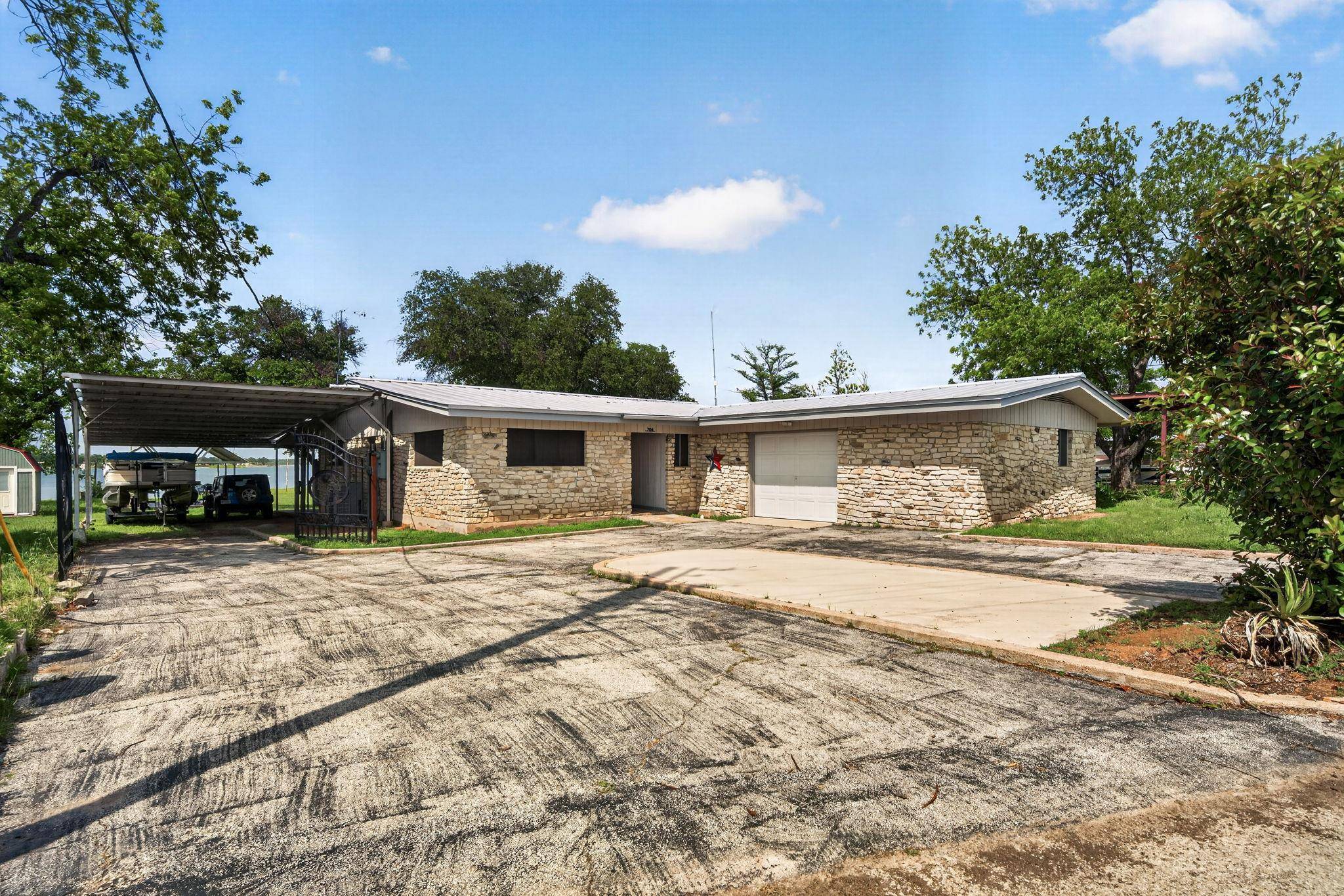 704 Golden Beach Dr, Buchanan Dam, TX 78609