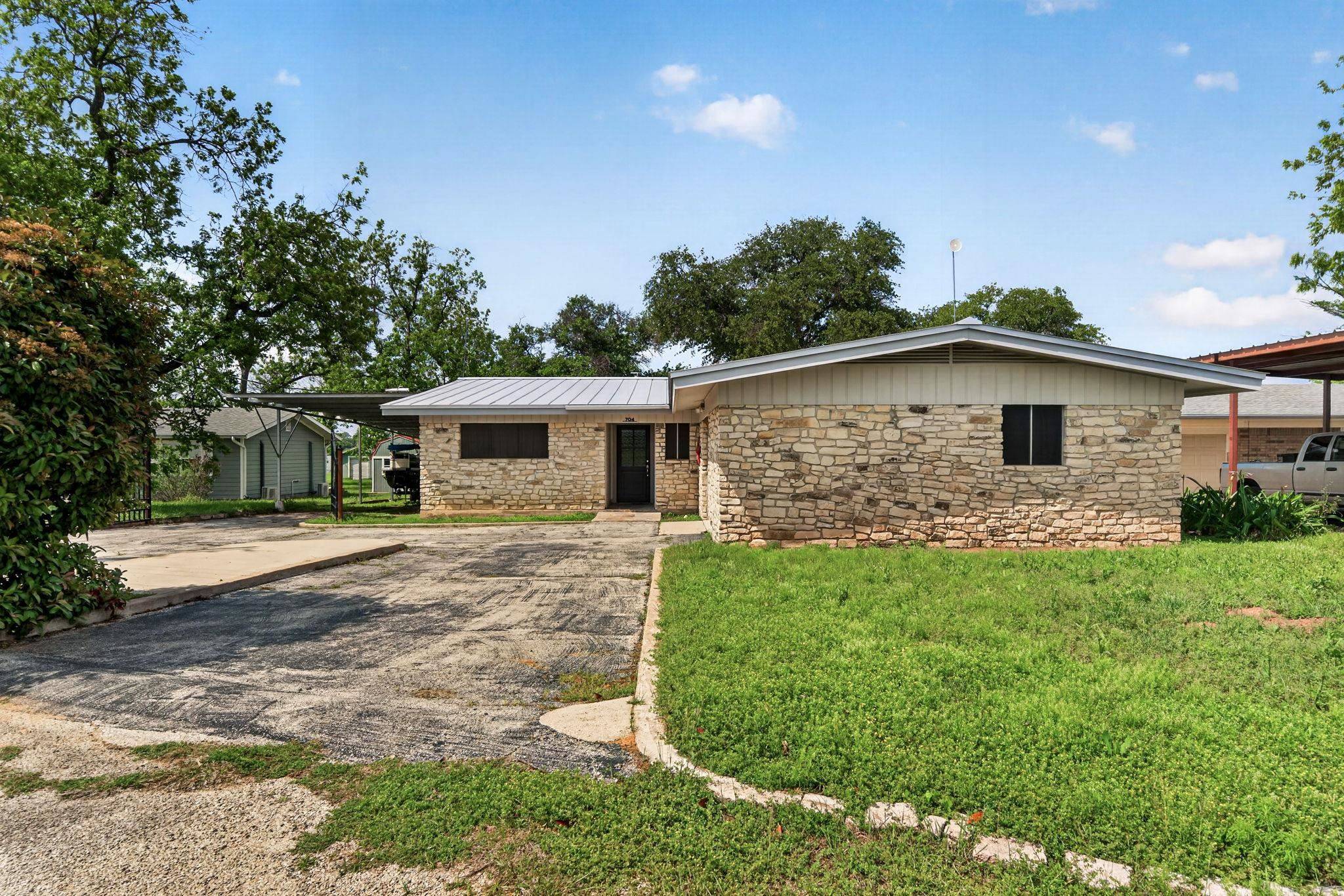704 Golden Beach Dr, Buchanan Dam, TX 78609