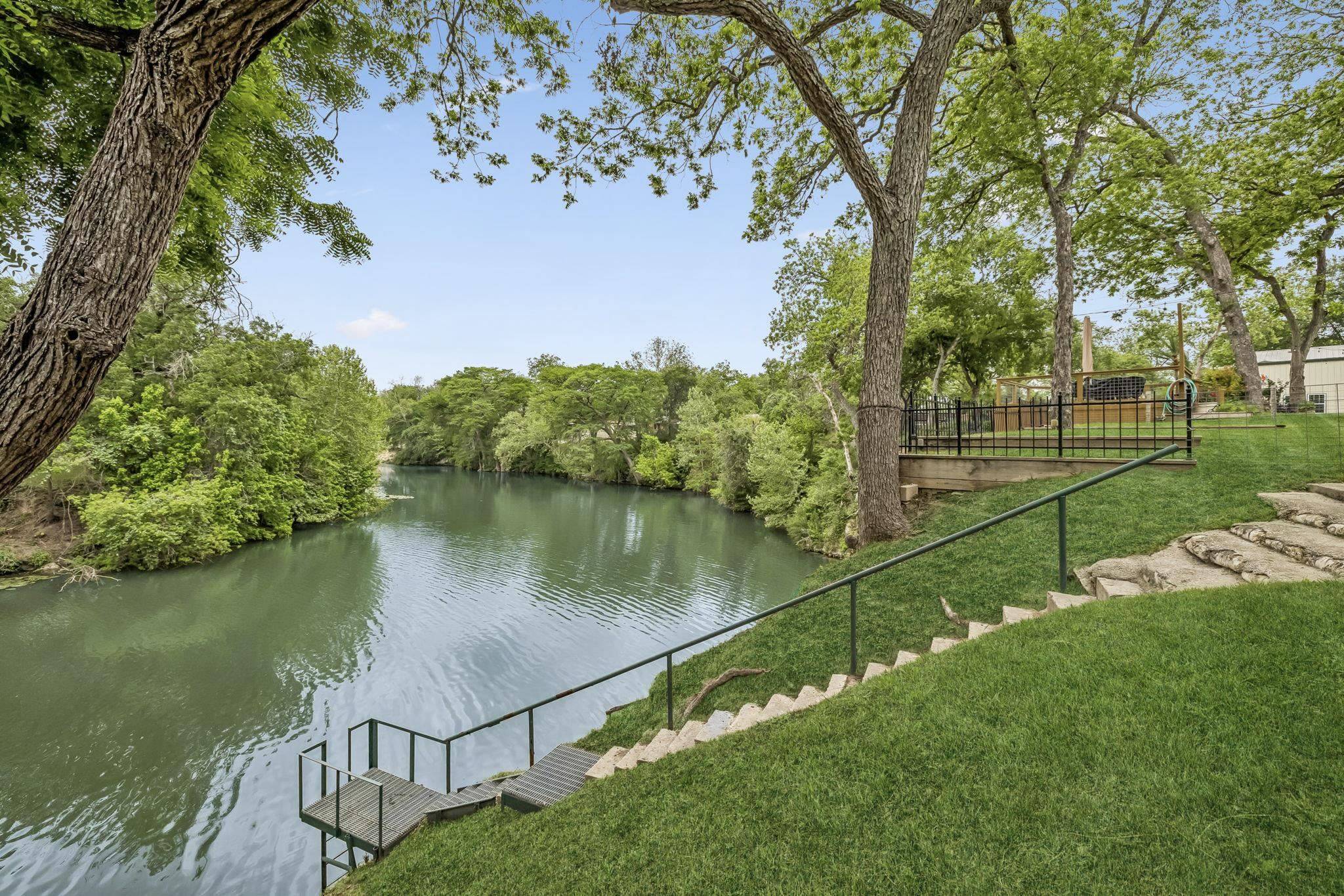 900 Boenig ST, Seguin, TX 78155
