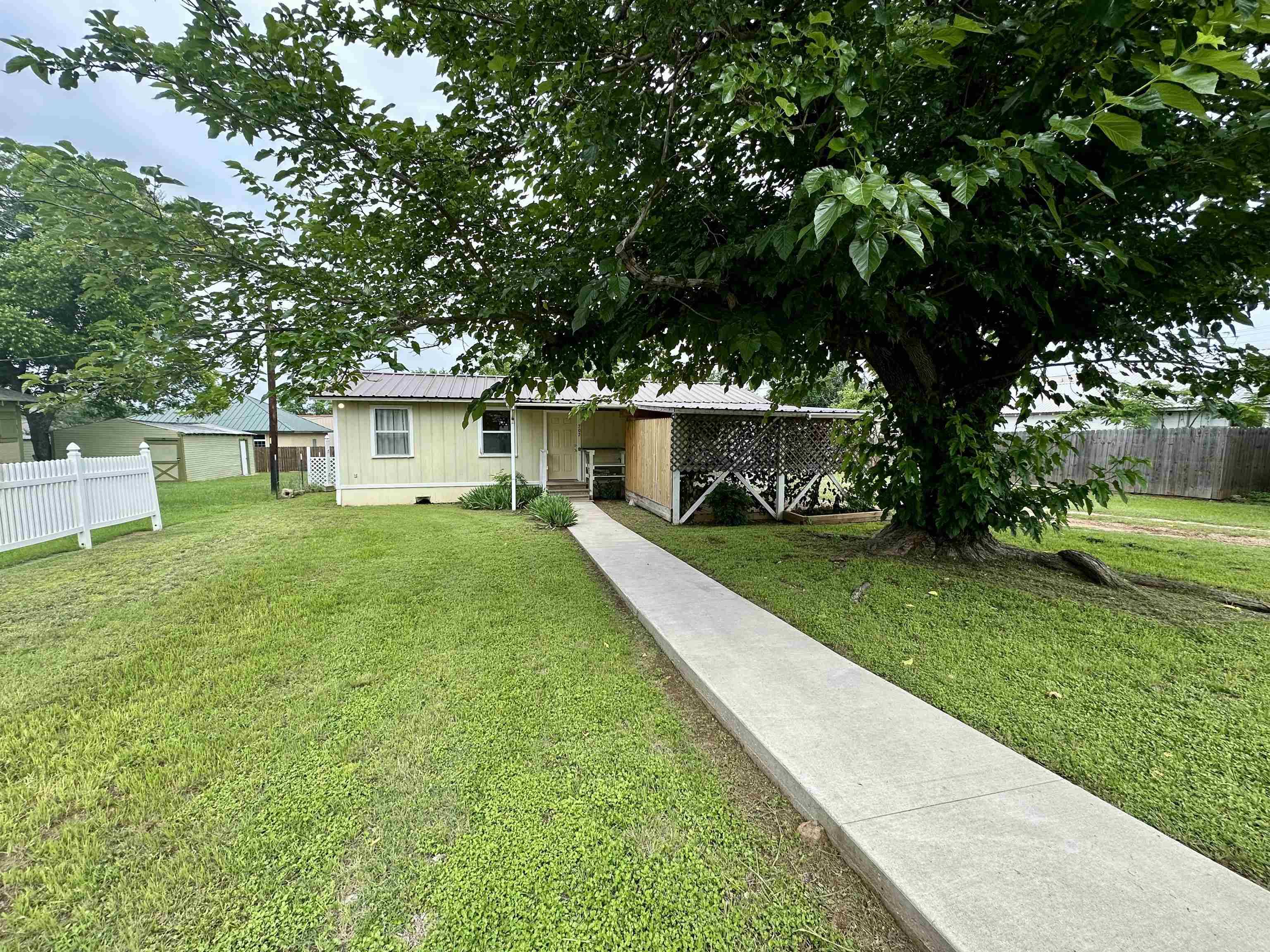 702 Pittsburg AVE, Llano, TX 78643