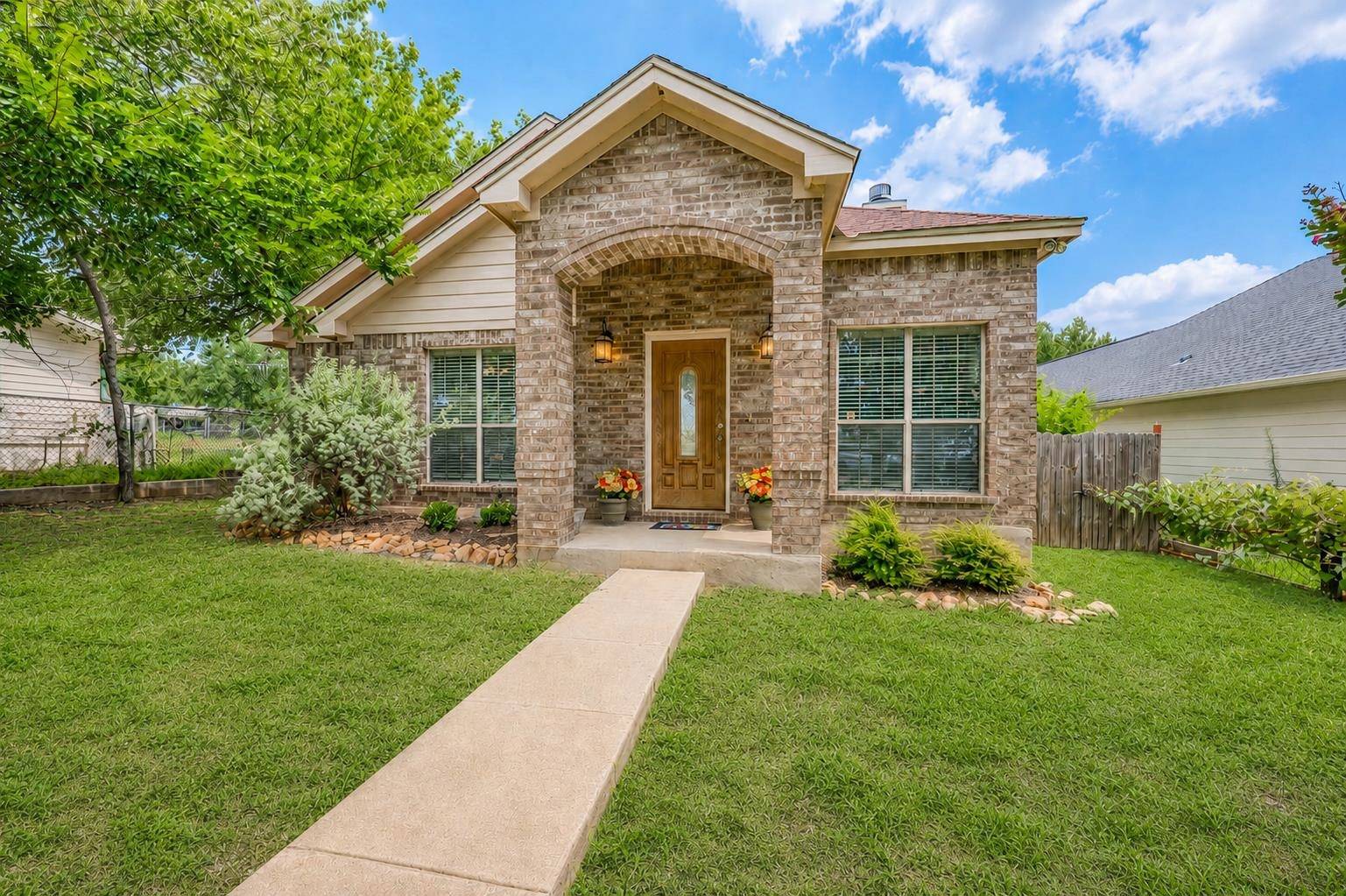 1107 E College ST, Llano, TX 78643